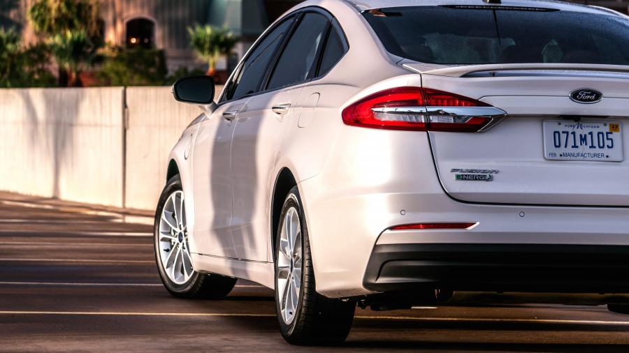 Детали экстерьера Ford Fusion Energi 2018 года  (фото 20 из 26)